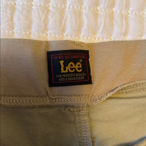 Lee Women's Khaki Cargo Shorts - Picture 2 of 4